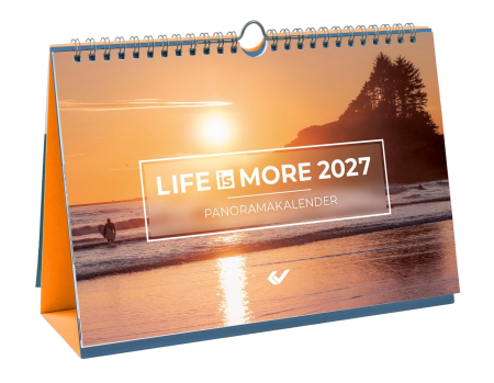 Evangelistischer Wand- und Aufstellkalender 2027 mit farbigen Bildern, Bibelversen, Spiralbindung und integriertem Aufsteller.